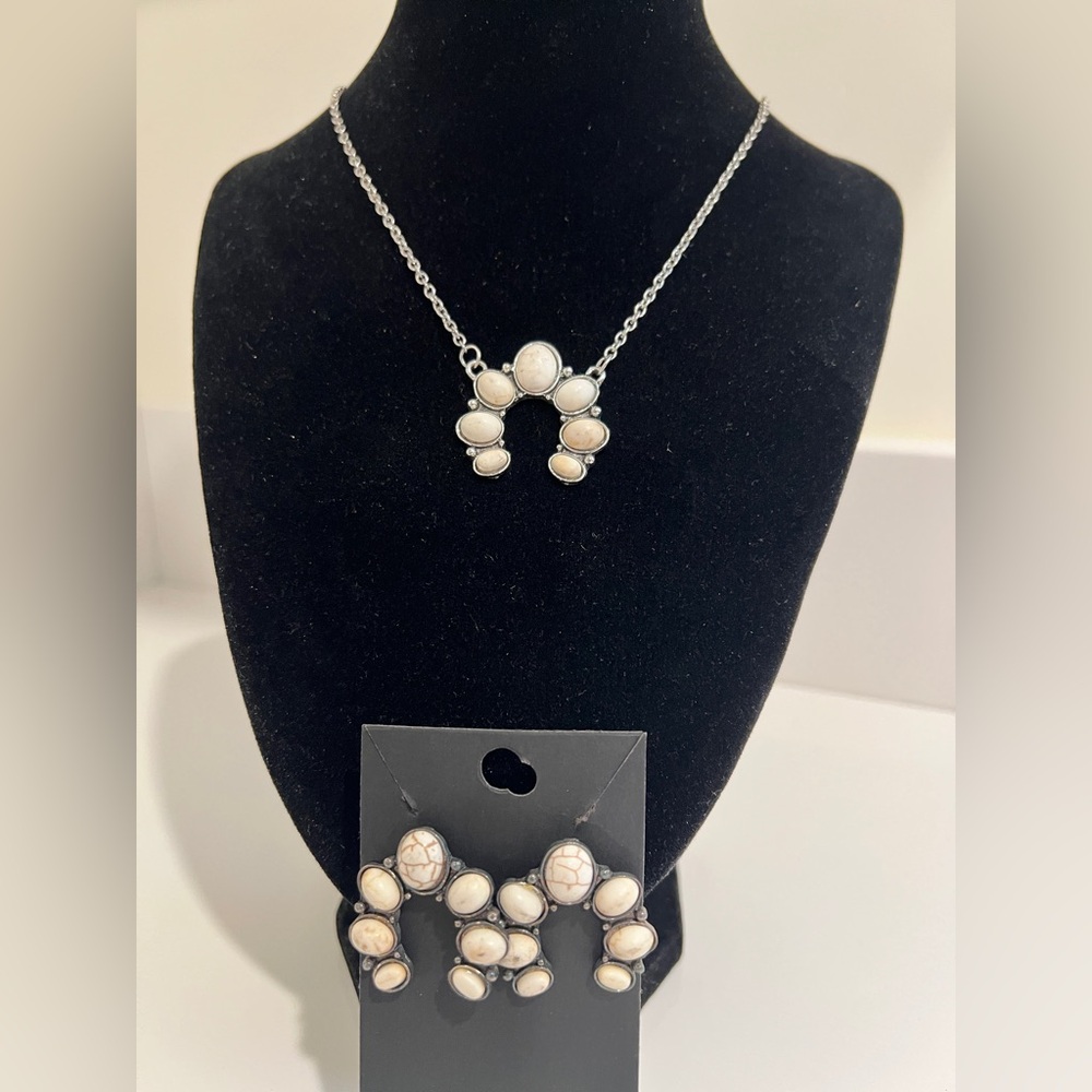 ‼️2/$20‼️Western Cream Cluster Stone squash bloom necklace & earring set